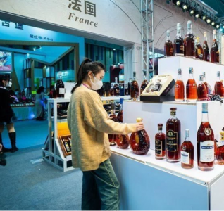 第十一届中国（贵州）国际酒类博览会 酒品琳琅满目 人气足人气旺